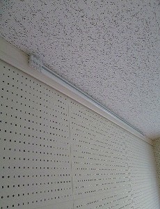 壁と天井には吸音素材を使用